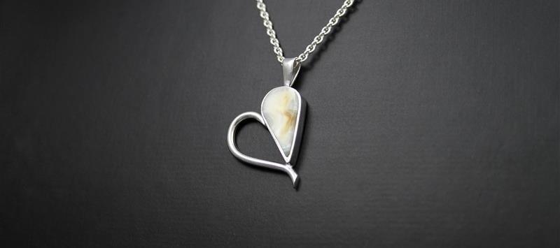 Et eksempel på en af Birthes smykker, en sølvkæde med et lille stykke af en tandkappe.